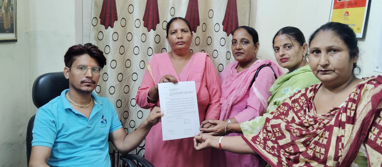 Asha workers (CITU) handed over their demands to the SMO.